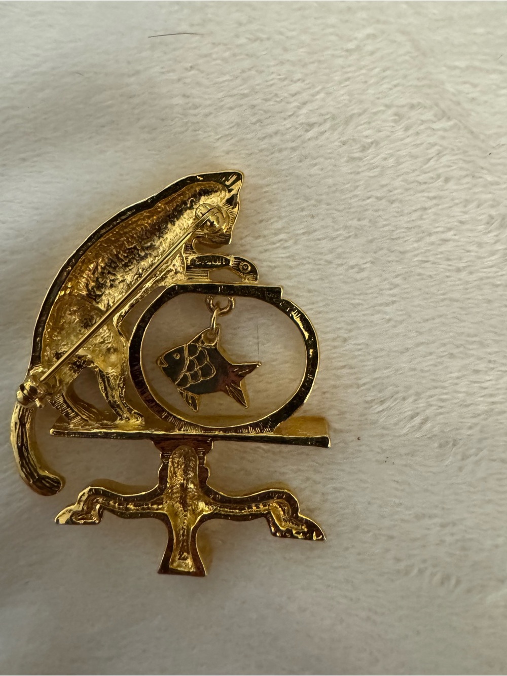 Avon Gold-Tone Cat and Fish Brooch - Picture 2 of 2
